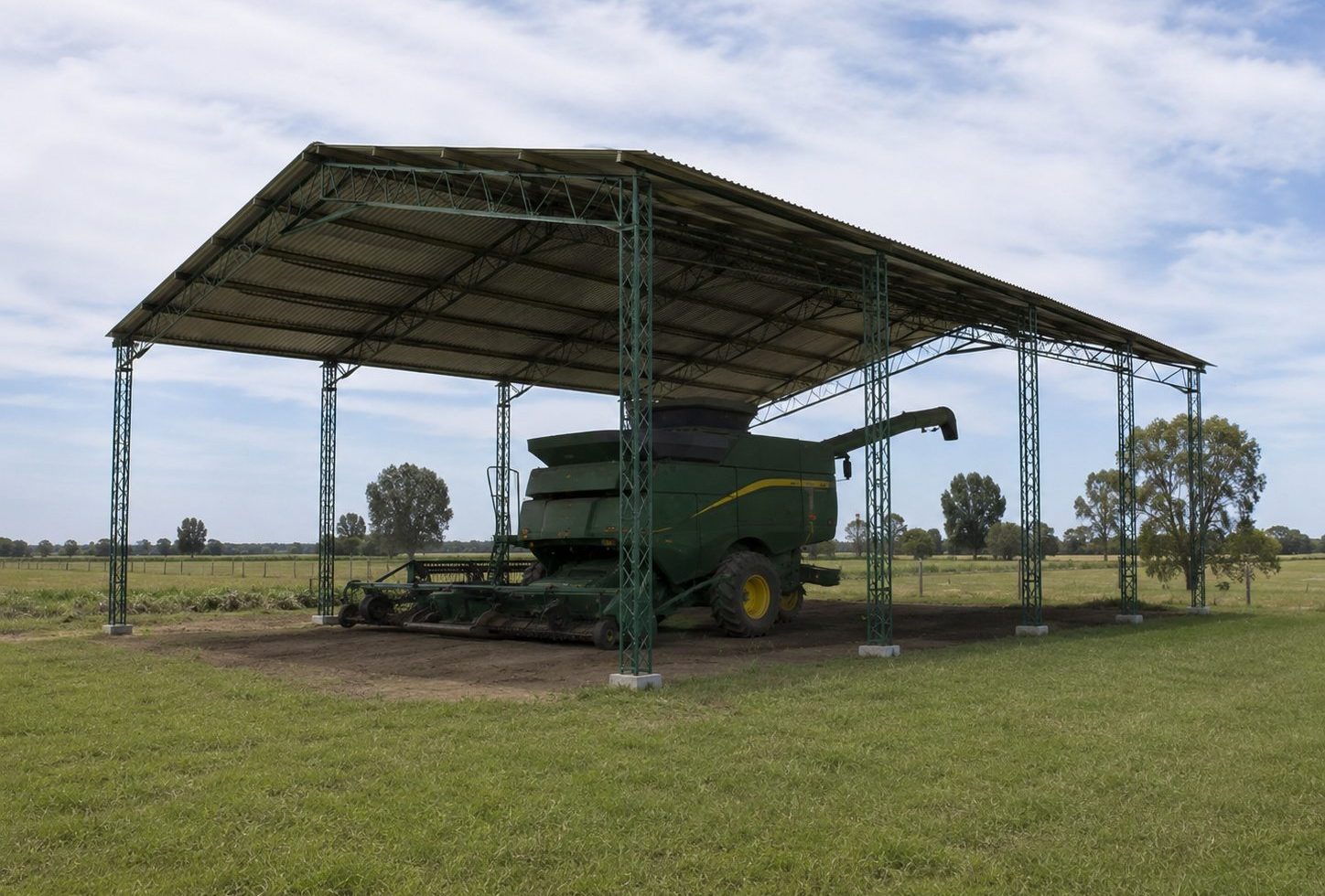 Tinglado abierto de 300 m²